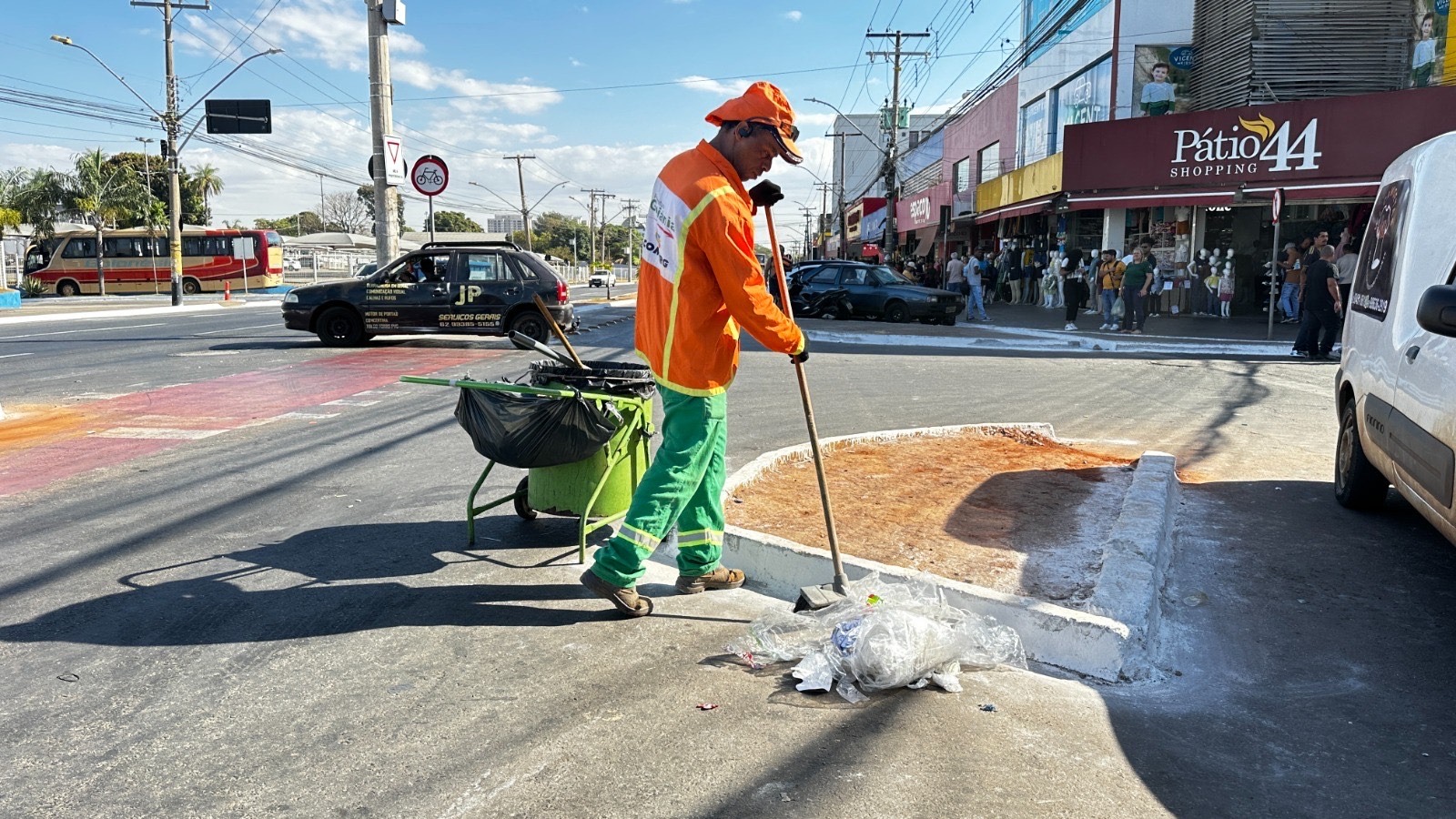 Com crescimento do movimento comercial e o maior volume de resíduos, equipes intensificam a limpeza na região em ações durante o dia e à noite até janeiro